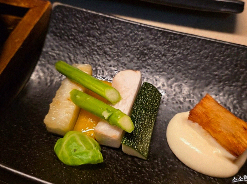 WOOARA Yeouido · seafood course served alongside the beef