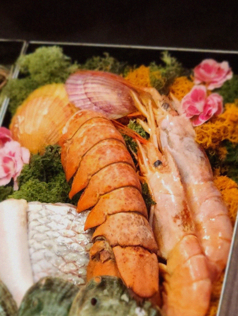 우하나 여의도점 · 여의도 한우오마카세 · 시그니처 한우 쇼잉 — 진열함에 담긴 마블링 한우와 캐비아