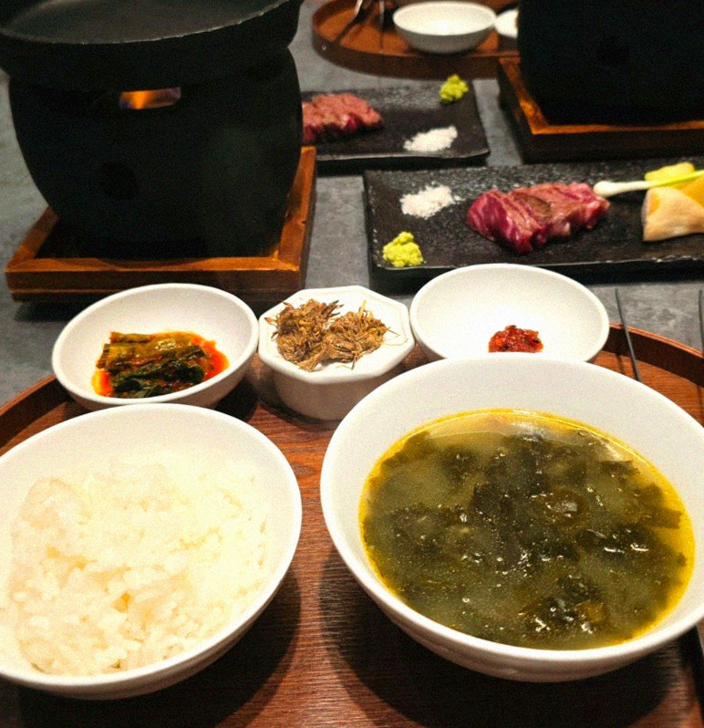 우하나 여의도점 · 여의도 한우오마카세 · 정갈하게 차려진 반찬과 곁들임 찬