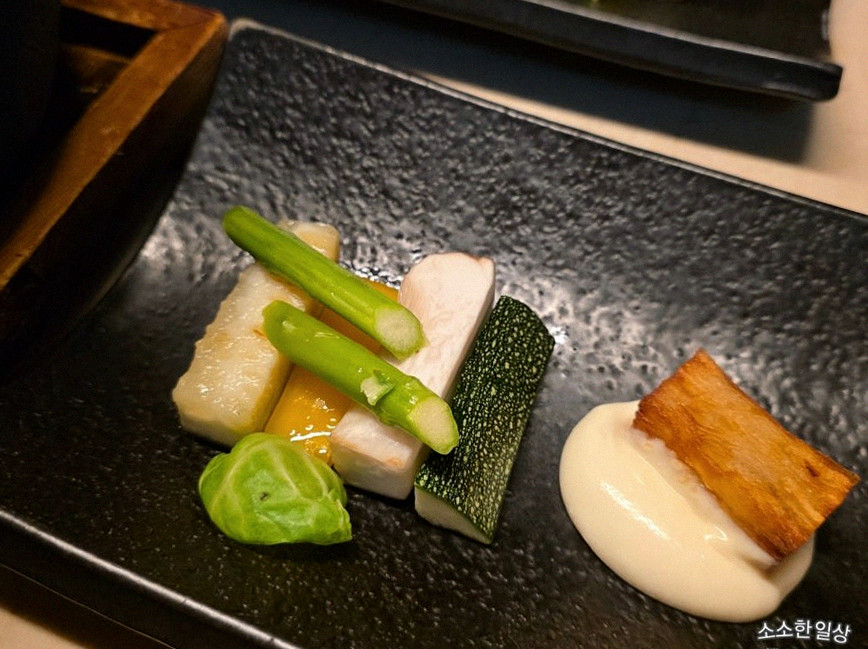 WOOARA Yeouido · seafood course served alongside the beef