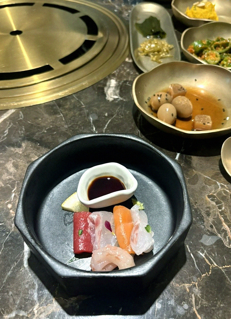 DAEBOJUNG Yeouido · the signature Hanwoo showing — marbled beef cuts and caviar presented in a display chest