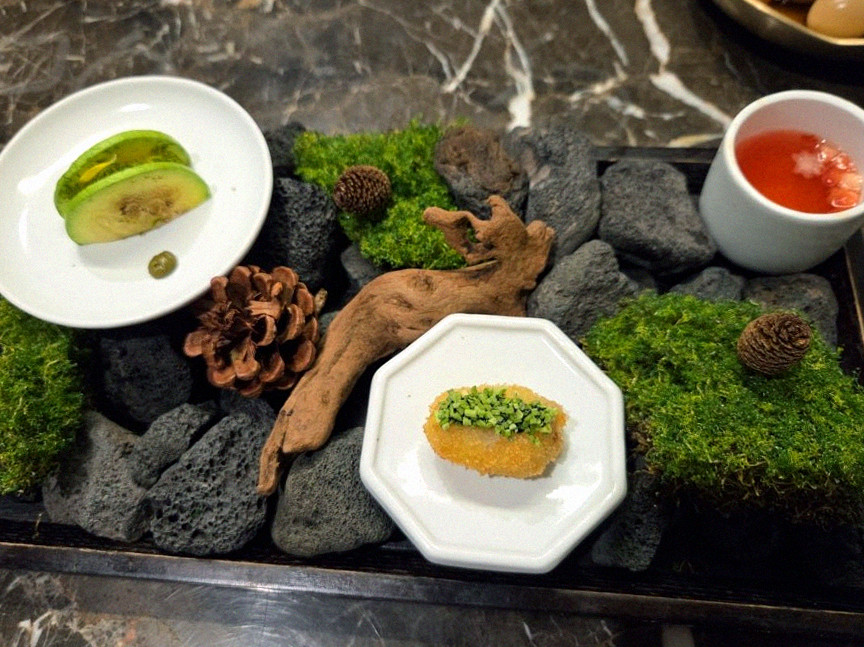DAEBOJUNG Yeouido · the signature Hanwoo showing — marbled beef cuts and caviar presented in a display chest