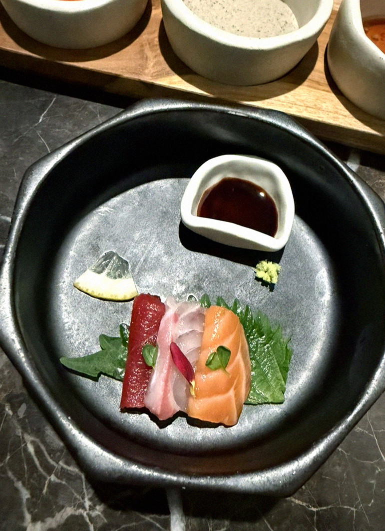 DAEBOJUNG Yeouido · the signature Hanwoo showing — marbled beef cuts and caviar presented in a display chest