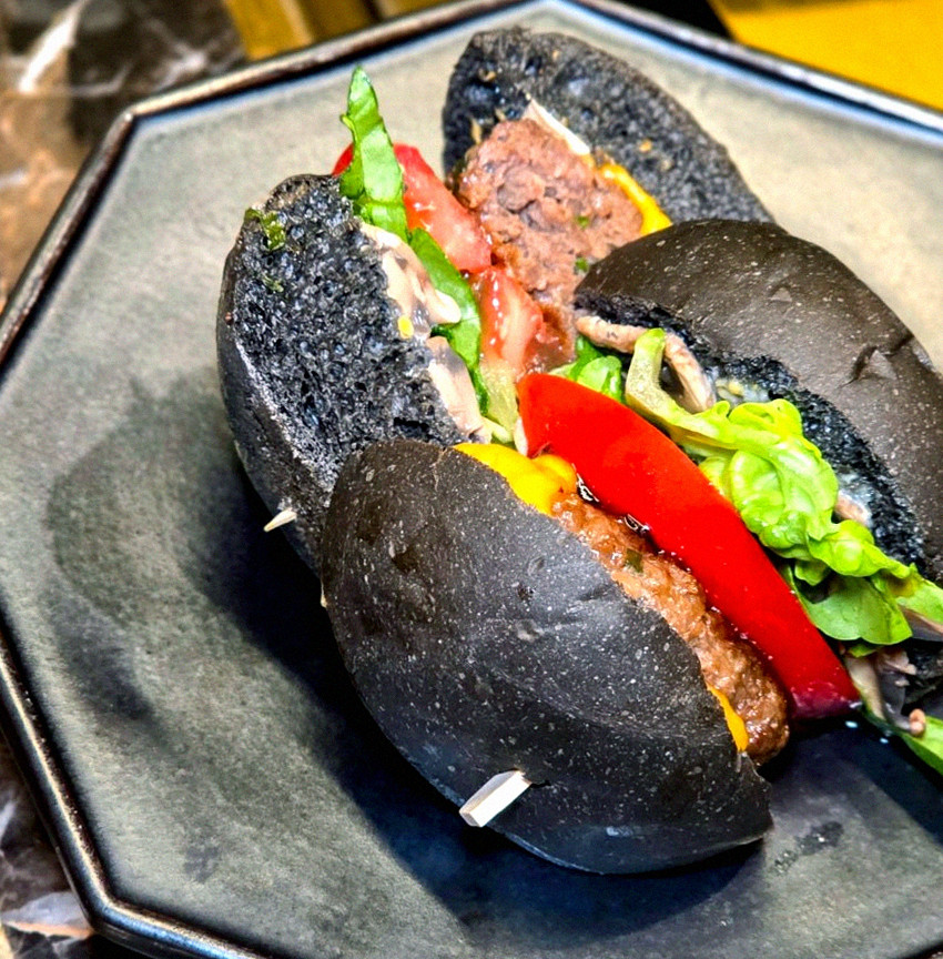 대보정 여의도점 · 시그니처 한우 쇼잉 — 진열함에 담긴 마블링 한우와 캐비아