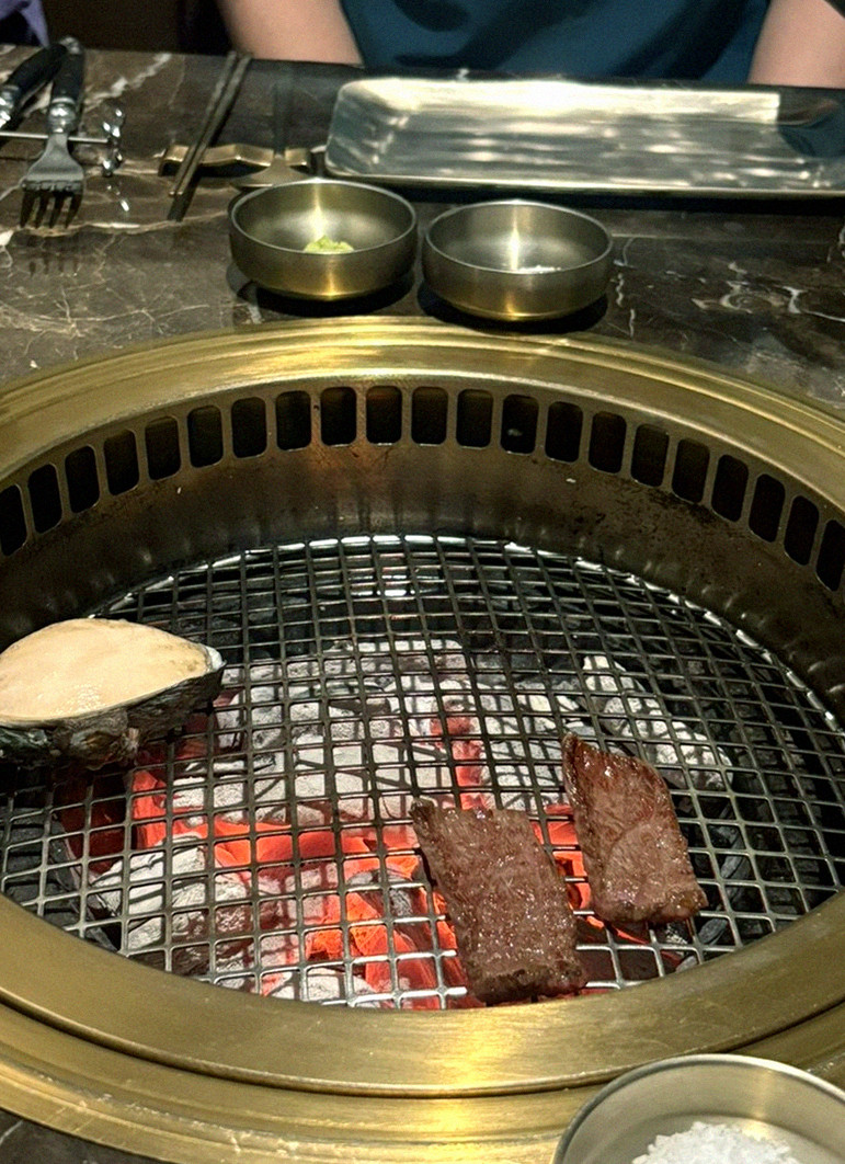 DAEBOJUNG Yeouido · the signature Hanwoo showing — marbled beef cuts and caviar presented in a display chest