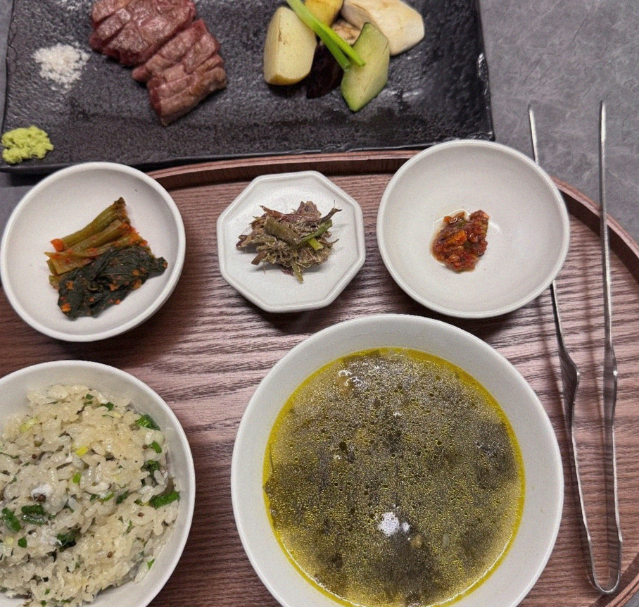 우하나 종각역점 · 시청 맛집 · 정갈하게 차려진 반찬과 곁들임 찬