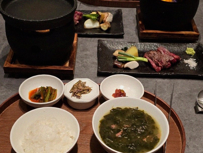 WOOHANA Yeouido · assorted Korean side dishes (banchan)