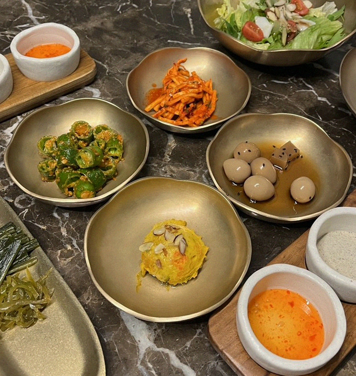 대보정 시청역점 · 광화문 한우 · 정갈하게 차려진 반찬과 곁들임 찬
