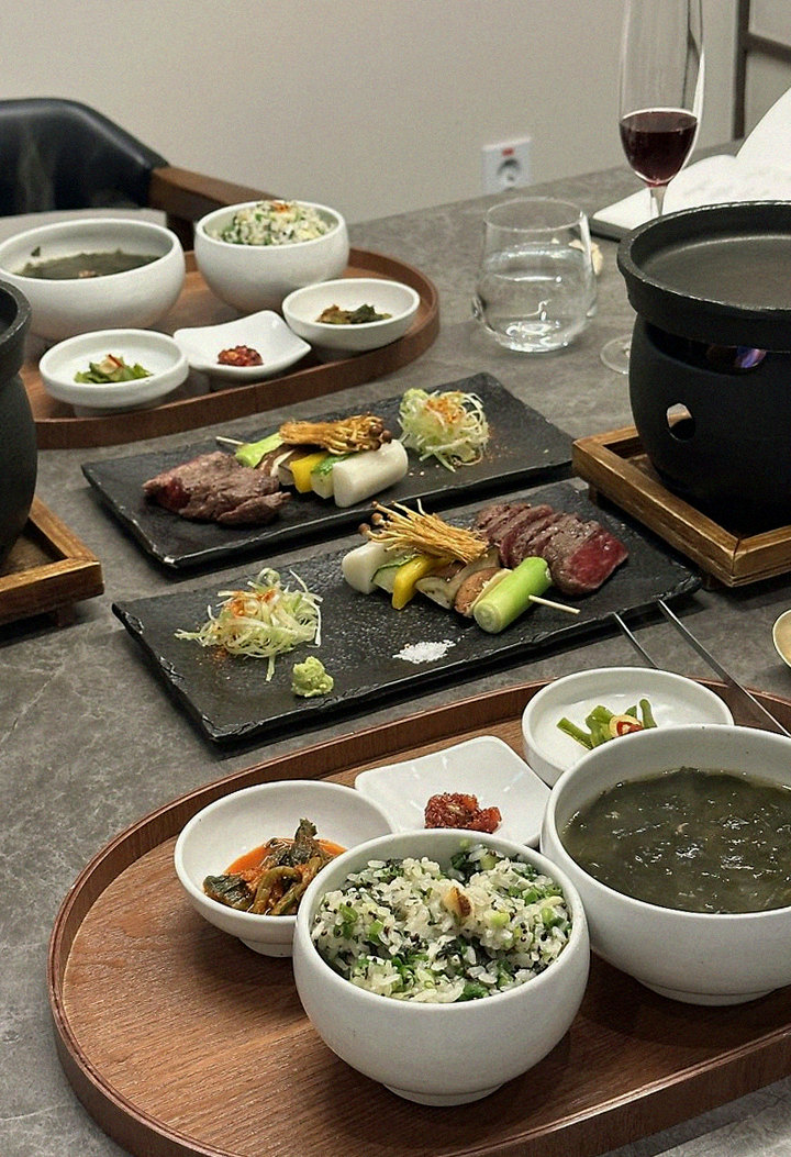 고우가 여의도점 · IFC몰 맛집 · 정갈하게 차려진 반찬과 곁들임 찬