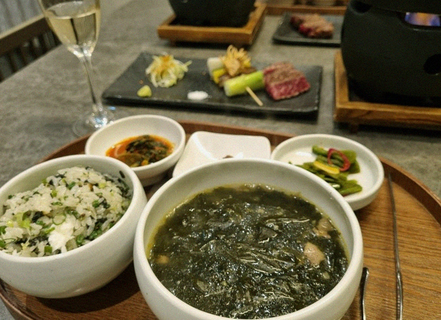 고우가 여의도점 · IFC몰 맛집 · 정갈하게 차려진 반찬과 곁들임 찬