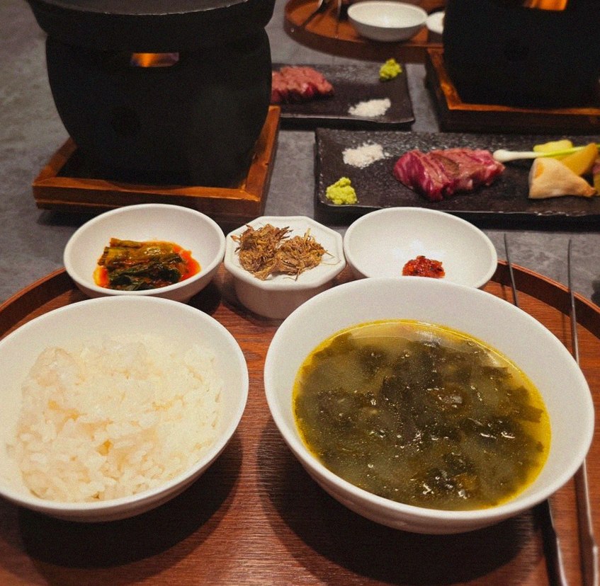 우하나 종각역점 · 종각역 맛집 · 정갈하게 차려진 반찬과 곁들임 찬