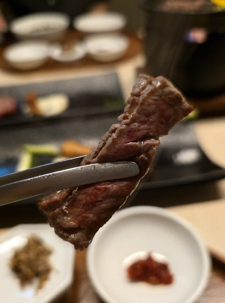 우아라 광화문점 · 광화문 상견례식당 · 마블링이 살아있는 프리미엄 한우 쇼잉