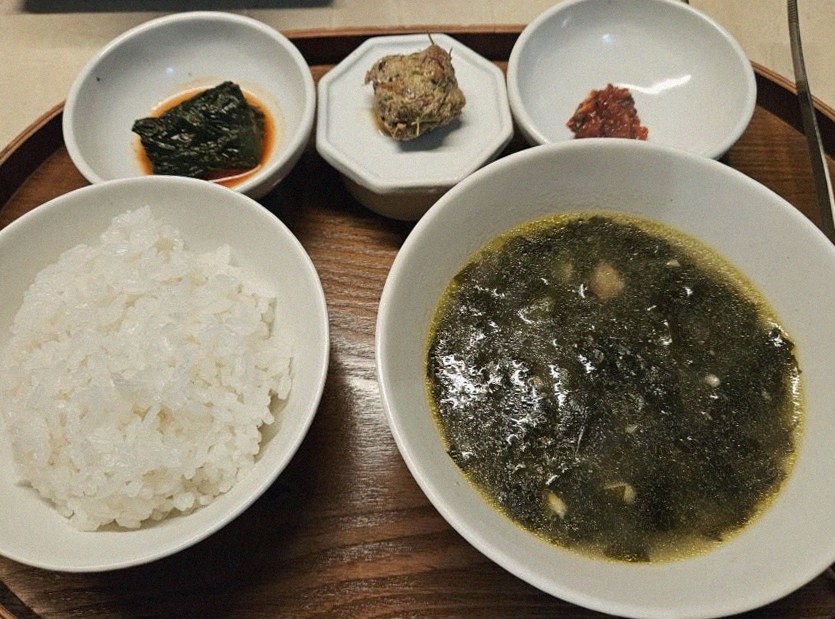 우아라 광화문점 · 광화문 상견례식당 · 정갈하게 차려진 반찬과 곁들임 찬