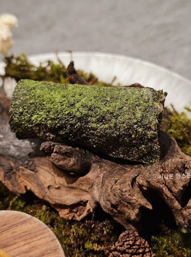 GOWOOGA Gangnam·Yeoksam · 招牌韩牛展示 — 木盒中呈现的雪花韩牛与鱼子酱