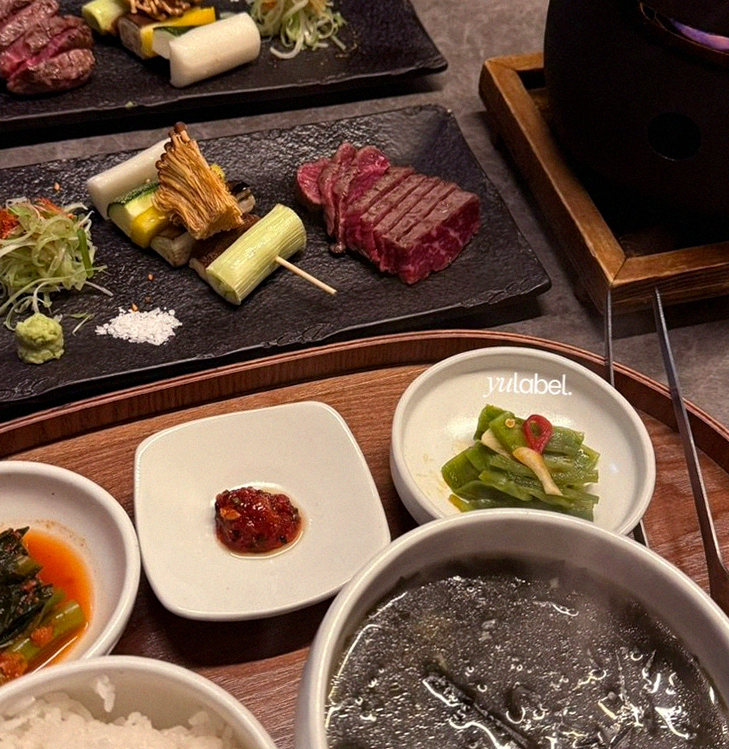 고우가 여의도점 · 시그니처 한우 쇼잉 — 진열함에 담긴 마블링 한우와 캐비아