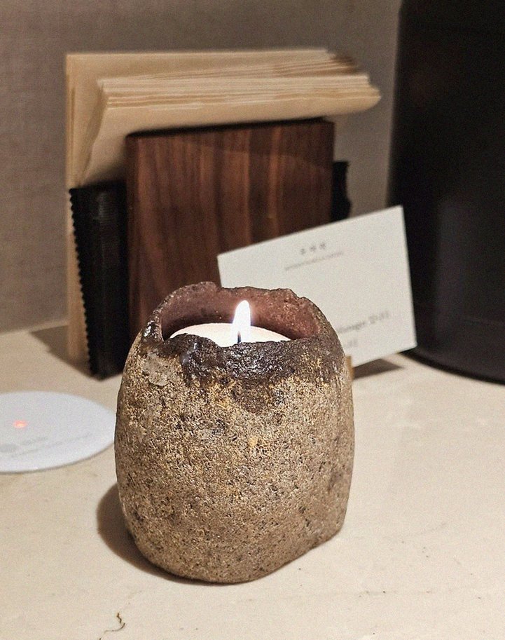 WOOARA Yeouido · 招牌韩牛展示 — 木盒中呈现的雪花韩牛与鱼子酱