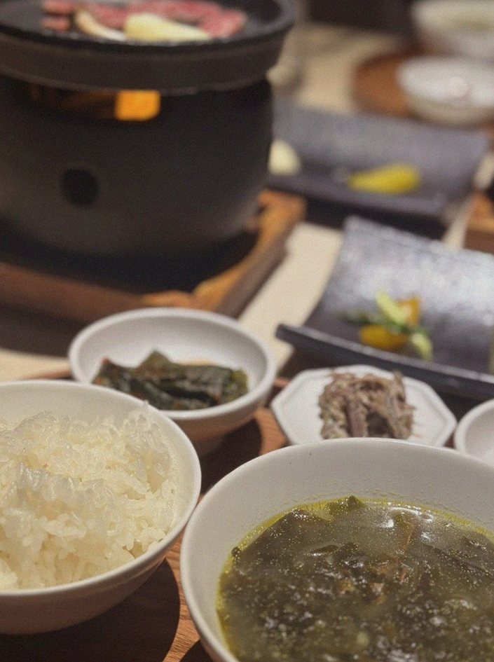 우아라 여의도점 · IFC 맛집 · 정갈하게 차려진 반찬과 곁들임 찬