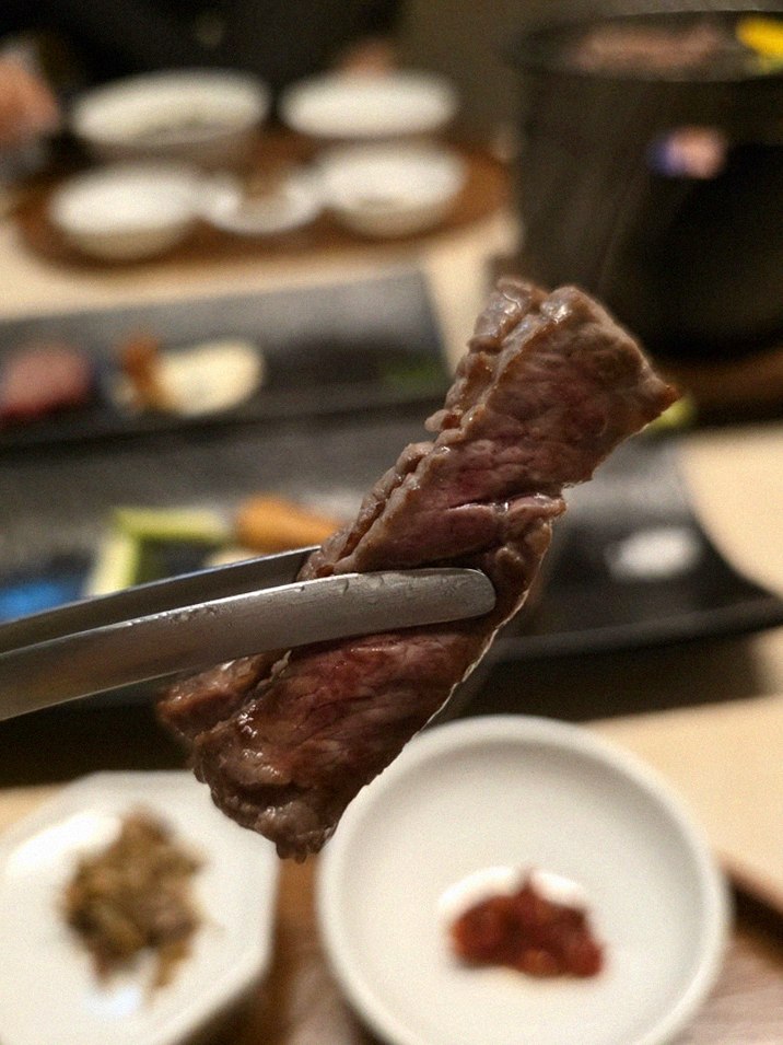 우아라 여의도점 · IFC 맛집 · 마블링이 살아있는 프리미엄 한우 쇼잉