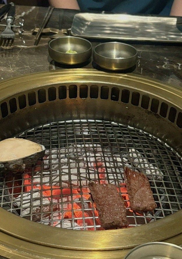 DAEBOJUNG Yeouido · the signature Hanwoo showing — marbled beef cuts and caviar presented in a display chest