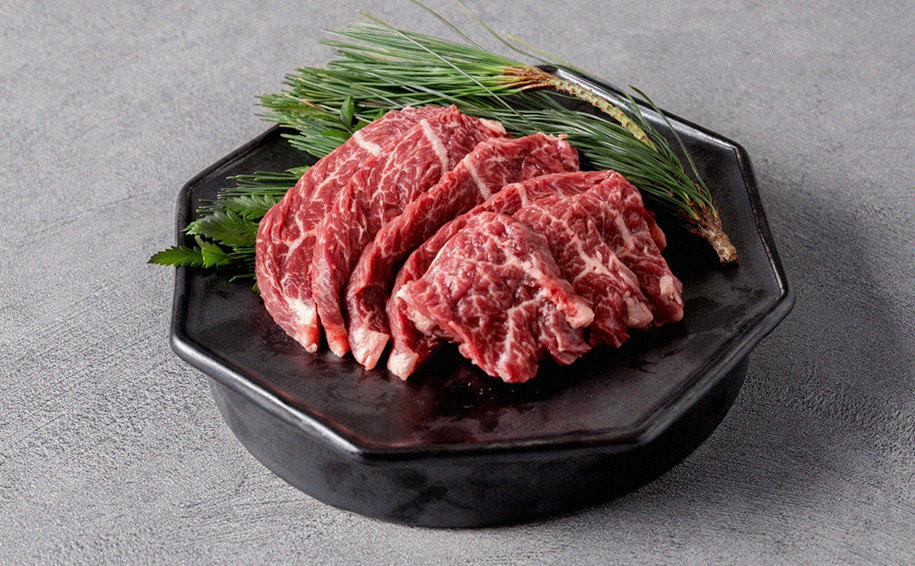 DAEBOJUNG Yeouido · premium marbled Hanwoo beef presented before grilling