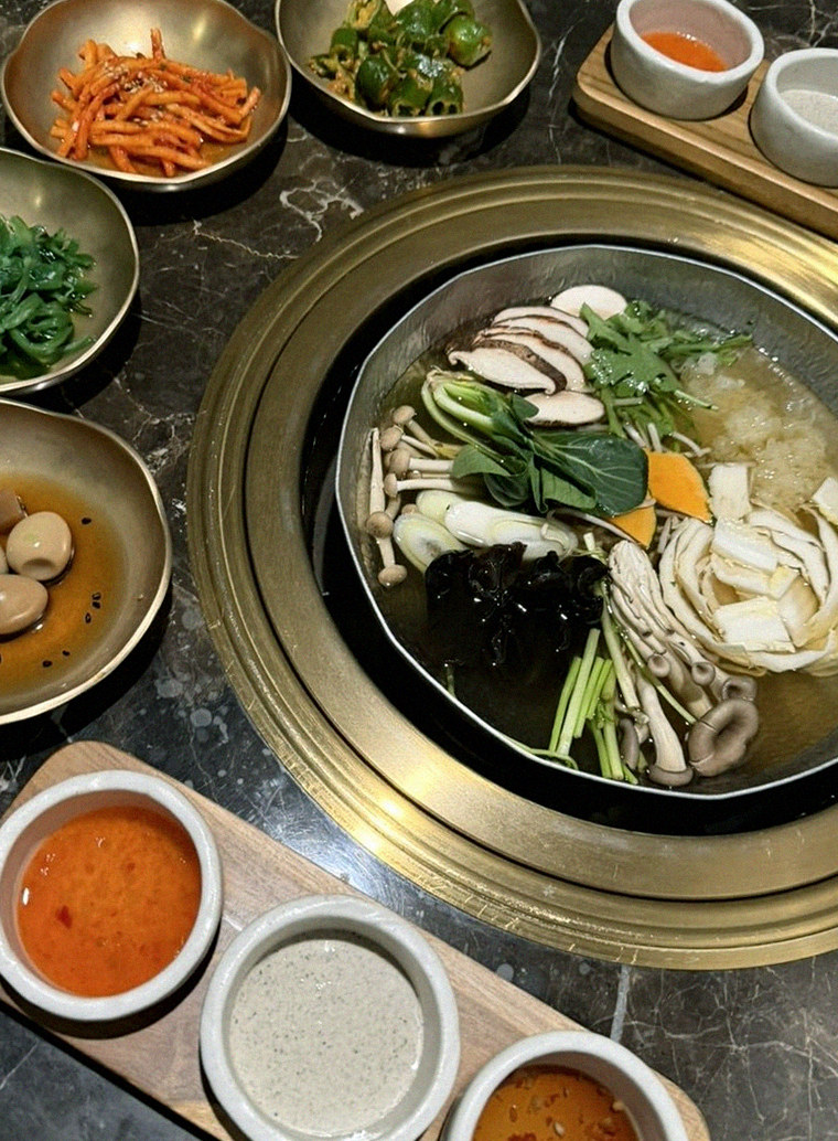 대보정 시청역점 · 시청역 점심맛집 · 정갈하게 차려진 반찬과 곁들임 찬