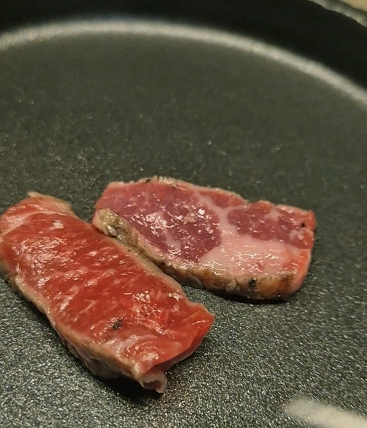 우아라 여의도점 · 마블링이 살아있는 프리미엄 한우 쇼잉
