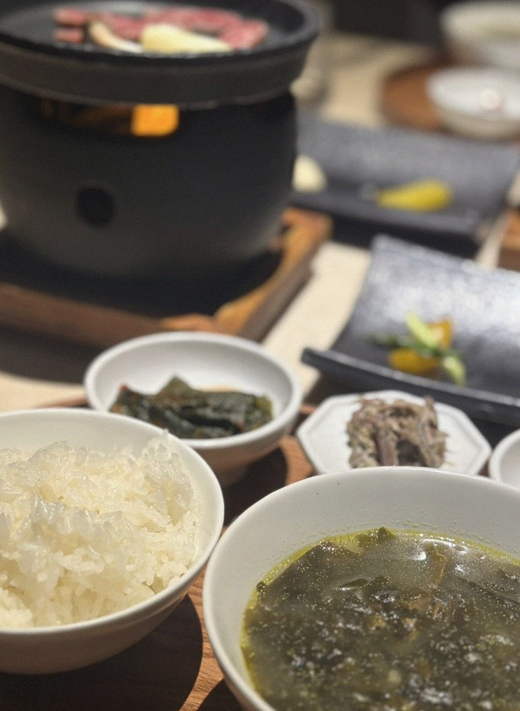 우아라 여의도점 · 정갈하게 차려진 반찬과 곁들임 찬