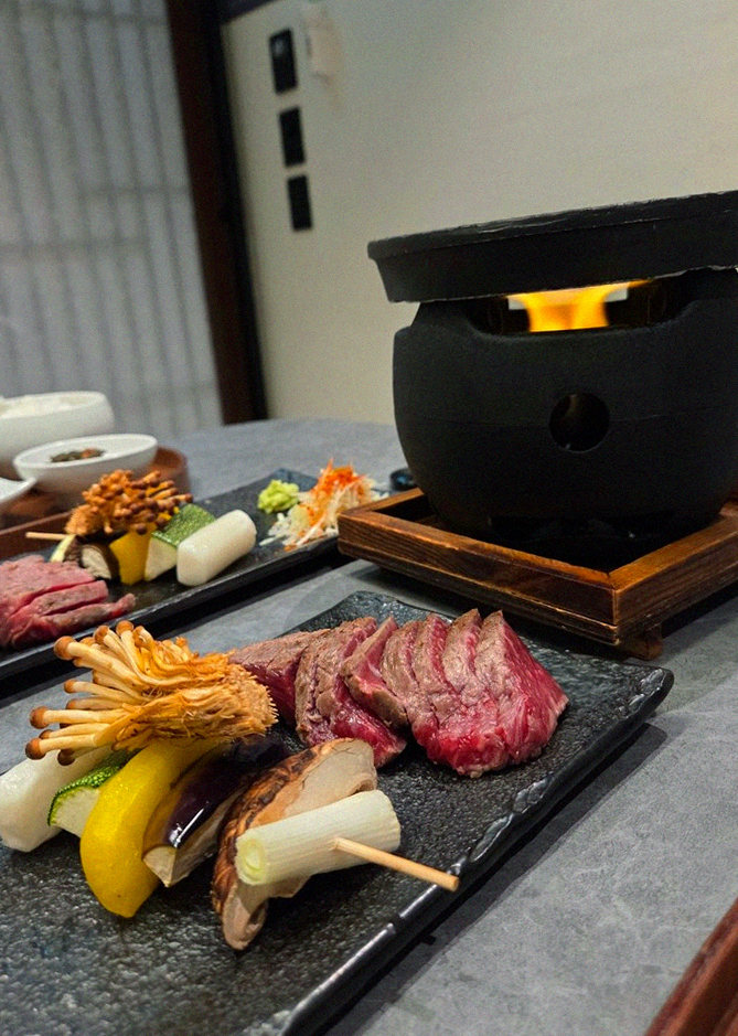 고우가 역삼점 강남 · 역삼동 데이트 맛집 · 시그니처 한우 쇼잉 — 진열함에 담긴 마블링 한우와 캐비아