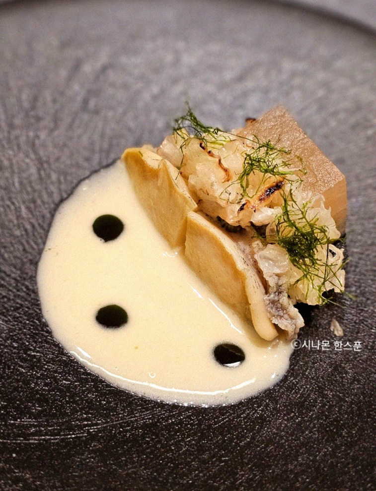 GOWOOGA Gangnam·Yeoksam · a plated course of Hanwoo beef