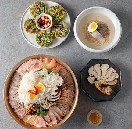 DAEBOJUNG Yeouido · seafood course served alongside the beef