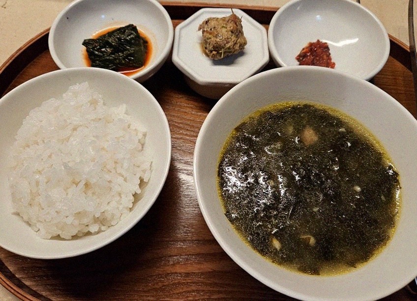 우아라 여의도점 · 여의도 파인다이닝 · 정갈하게 차려진 반찬과 곁들임 찬