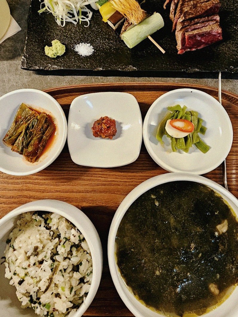 고우가 여의도점 · 영등포 소고기 · 정갈하게 차려진 반찬과 곁들임 찬