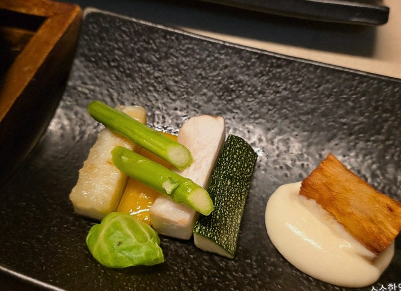 WOOARA Gwanghwamun · seafood course served alongside the beef