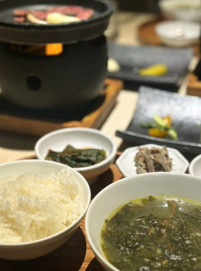 WOOARA Gwanghwamun · assorted Korean side dishes (banchan)