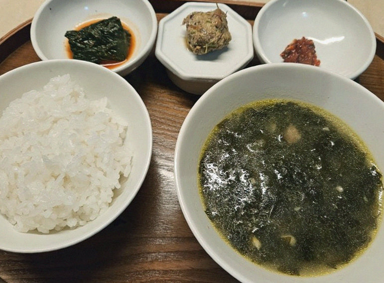 우아라 여의도점 · 여의도 오마카세 · 정갈하게 차려진 반찬과 곁들임 찬