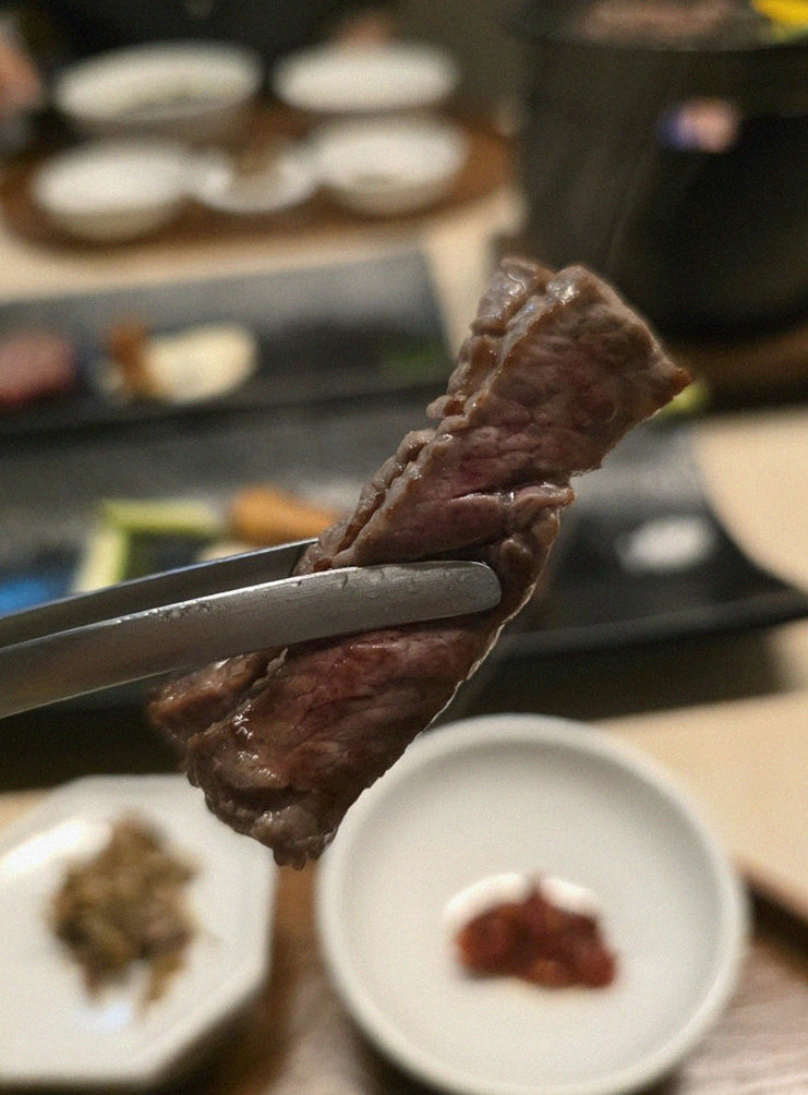 우아라 여의도점 · 여의도 오마카세 · 마블링이 살아있는 프리미엄 한우 쇼잉