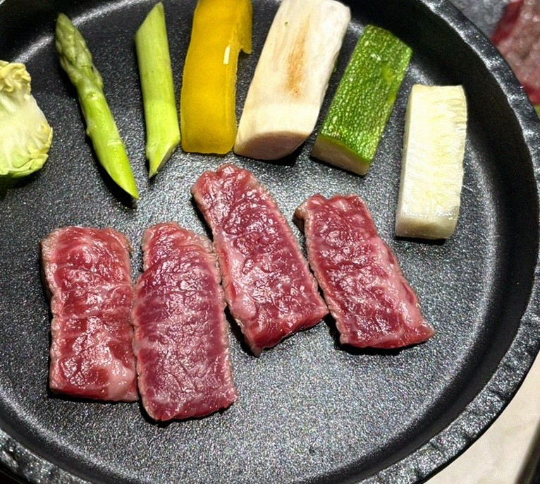 WOOARA Gwanghwamun · premium marbled Hanwoo beef presented before grilling