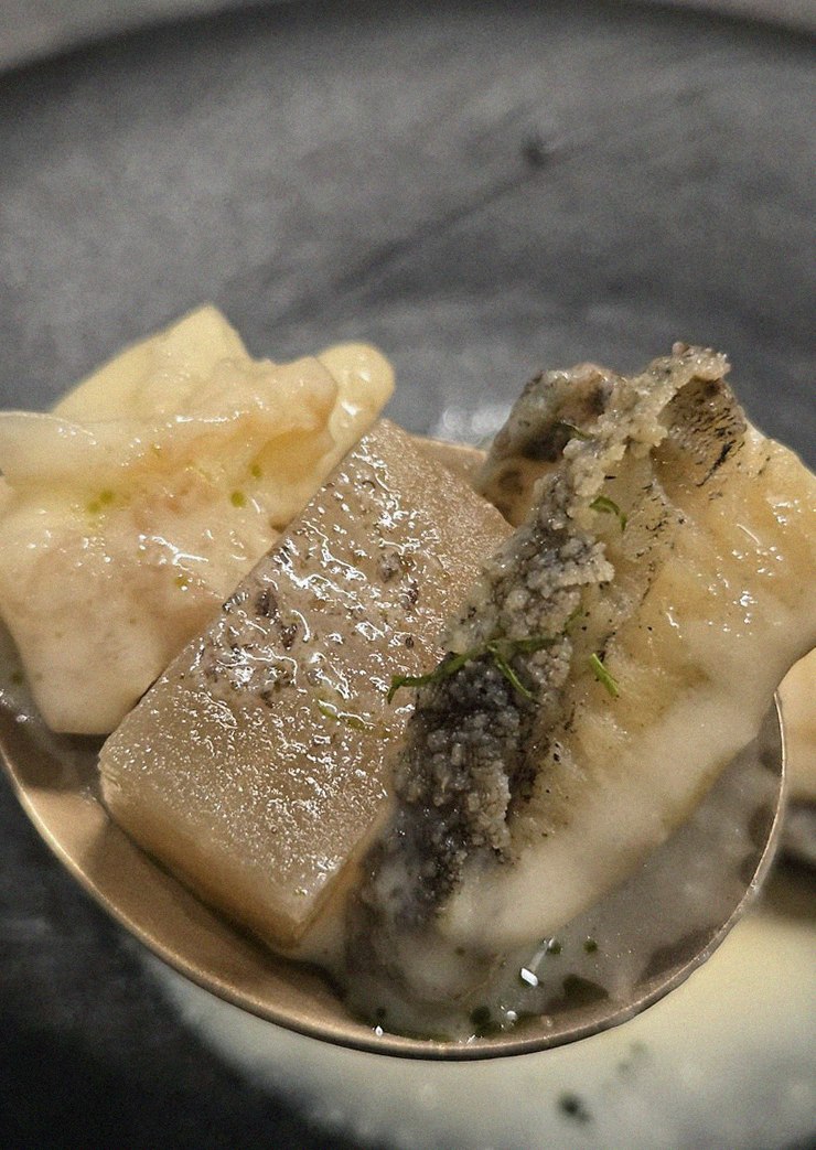 GOWOOGA Gwanghwamun · コースに添えられる海鮮料理