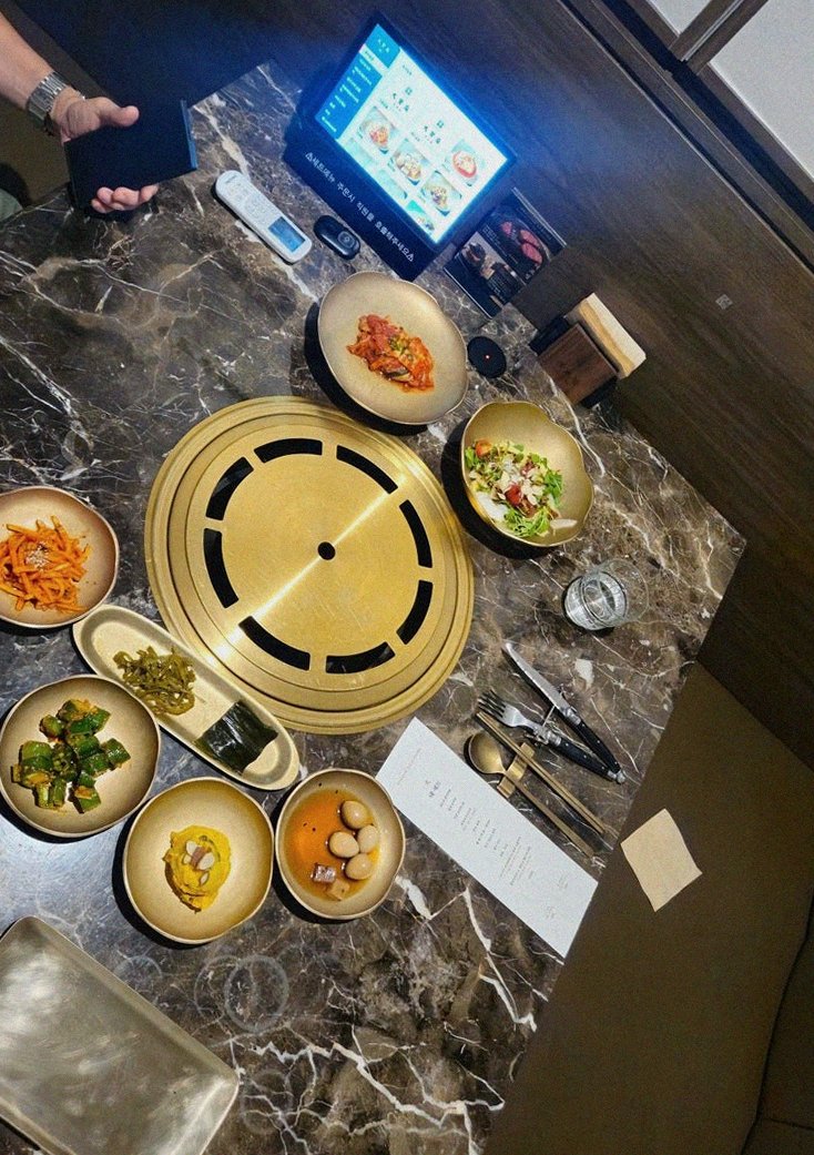 대보정 시청역점 · 소고기오마카세 · 정갈하게 차려진 반찬과 곁들임 찬