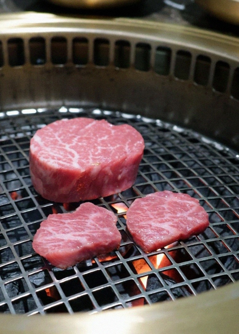 대보정 여의도점 · 더현대 근처 맛집 · 비장탄 그릴 위에서 익어가는 한우