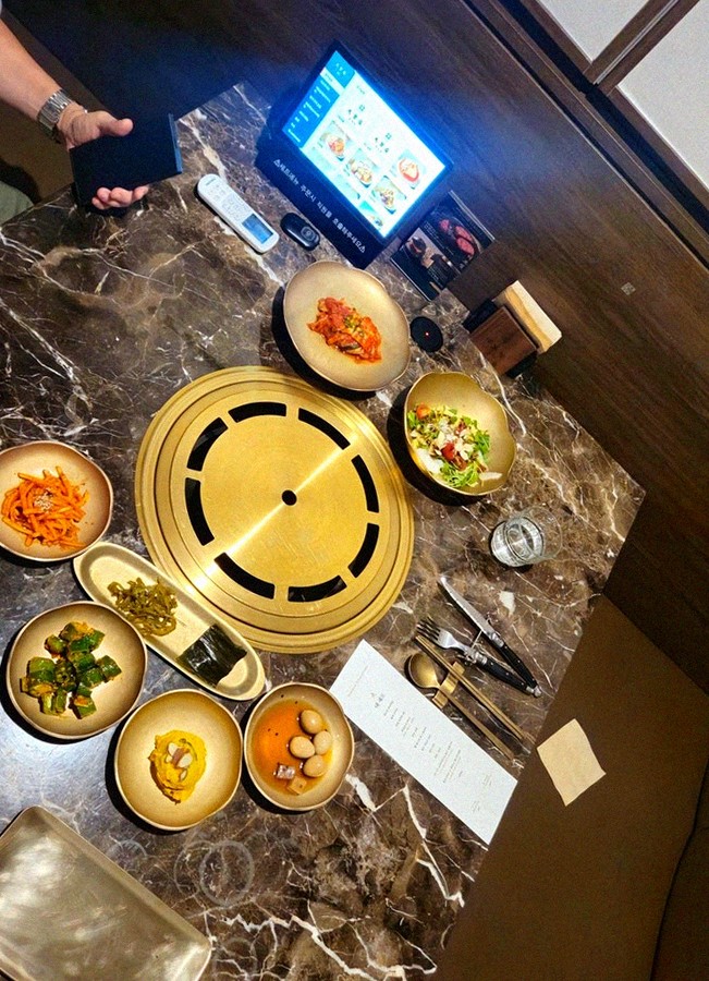 대보정 여의도점 · 더현대 근처 맛집 · 정갈하게 차려진 반찬과 곁들임 찬
