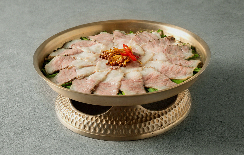 DAEBOJUNG Yeouido · the signature Hanwoo showing — marbled beef cuts and caviar presented in a display chest