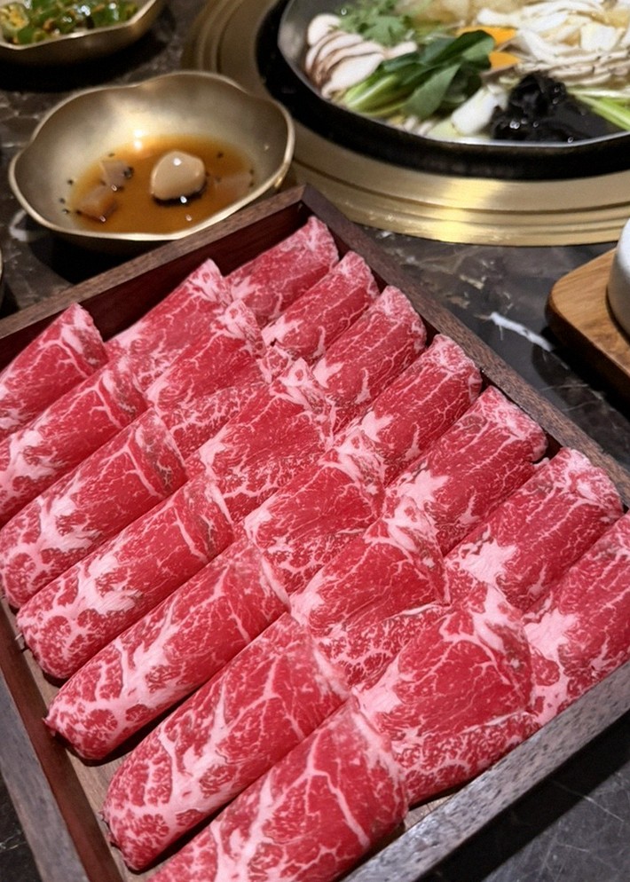 DAEBOJUNG Yeouido · premium marbled Hanwoo beef presented before grilling