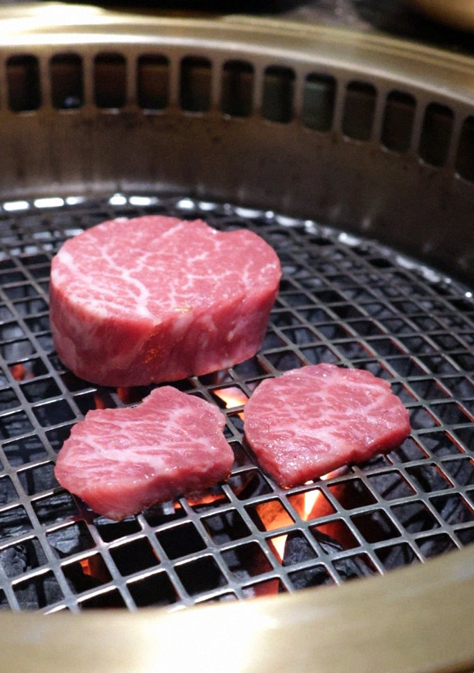 DAEBOJUNG Yeouido · Hanwoo beef grilling over binchotan charcoal