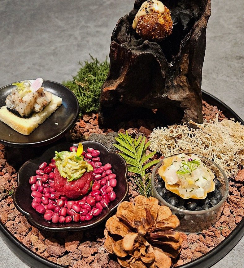 WOOHANA Yeouido · the signature Hanwoo showing — marbled beef cuts and caviar presented in a display chest