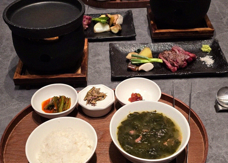 우하나 여의도점 · 여의도 회식장소 · 정갈하게 차려진 반찬과 곁들임 찬