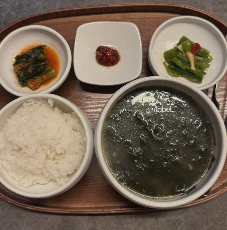고우가 여의도점 · 마곡 상견례 · 정갈하게 차려진 반찬과 곁들임 찬