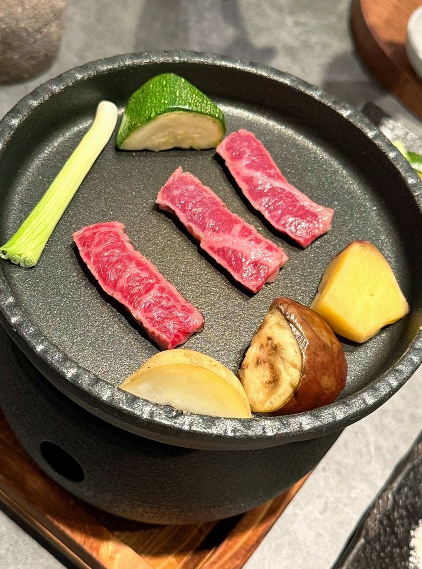 우하나 여의도점 · 여의도 63빌딩 맛집 · 시그니처 한우 쇼잉 — 진열함에 담긴 마블링 한우와 캐비아
