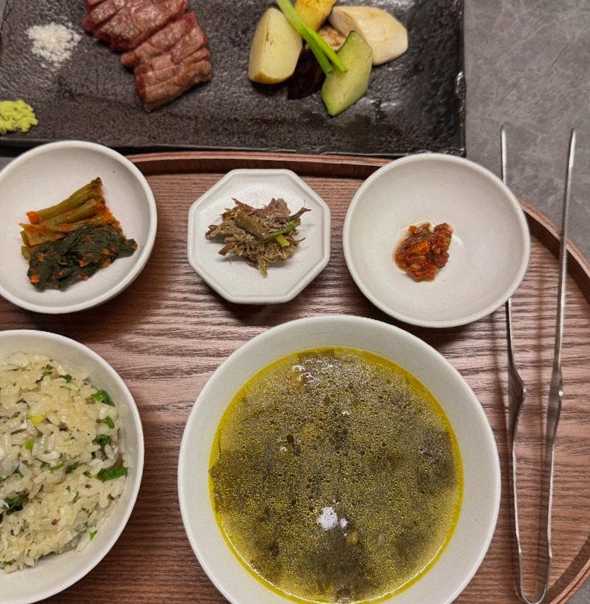 우하나 여의도점 · 여의도 63빌딩 맛집 · 정갈하게 차려진 반찬과 곁들임 찬