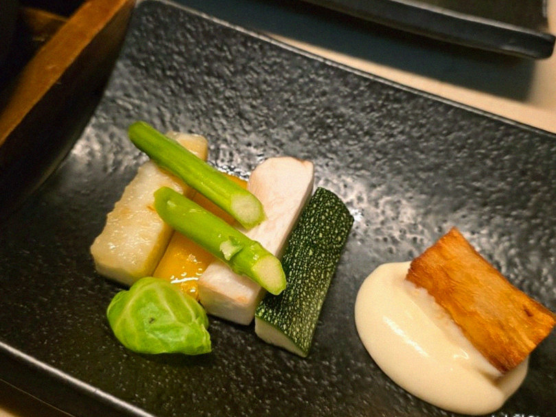 WOOARA Yeouido · seafood course served alongside the beef
